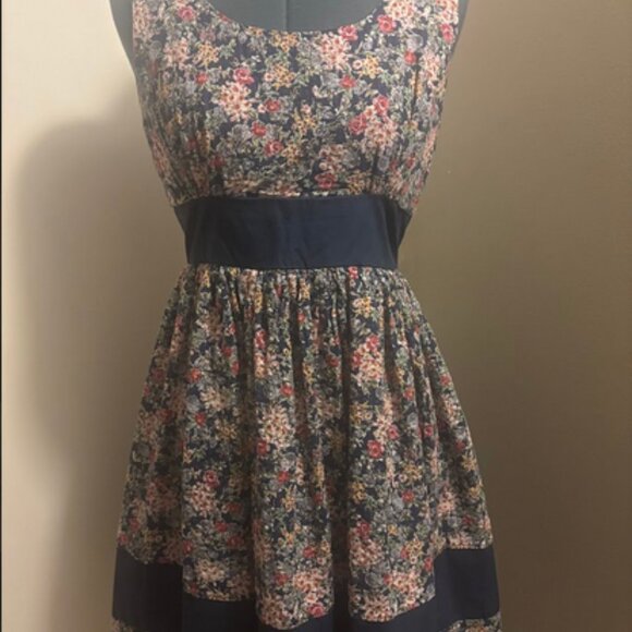 Vintage-Inspired Floral Fit & Flare Dress – Size M - Picture 2 of 6